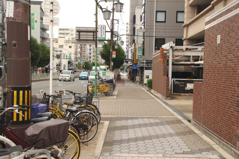 交差点は渡らず右折