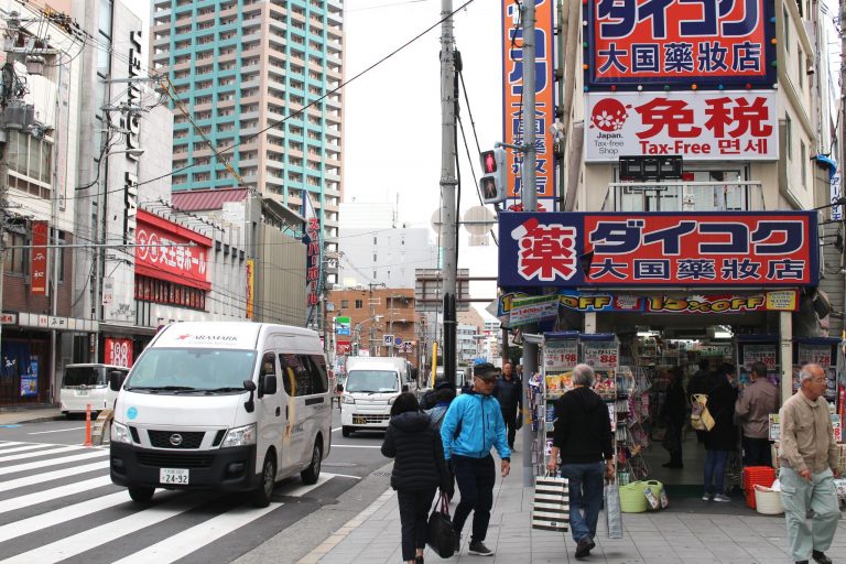 横断歩道は渡らず右折。ダイコクドラックあり。